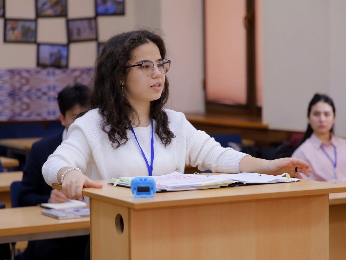 A competitor arguing at the lectern during a preliminary round